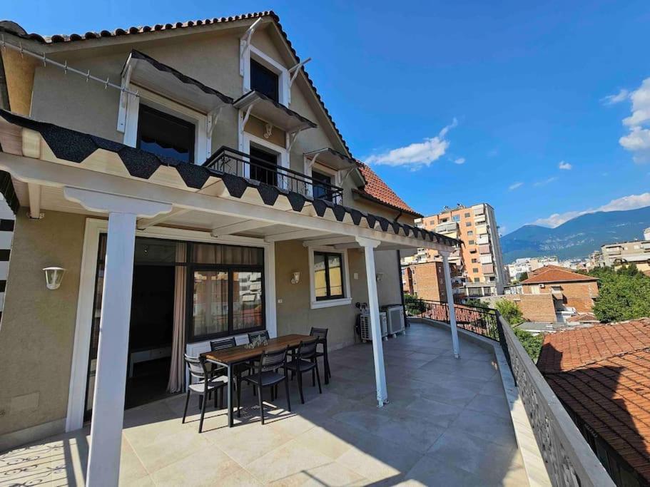 Terrace Flat In Heart Of Apartment *